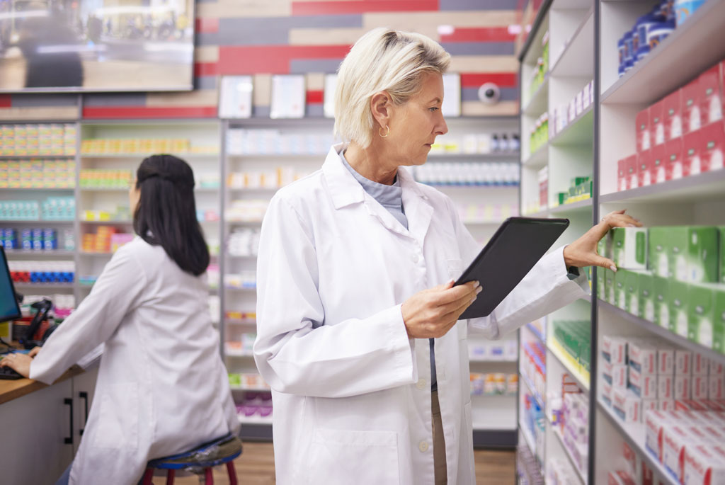 Farmacéutica gesionando la logistica en una farmacia