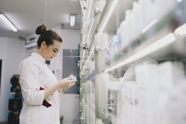 Farmacéutica gestionando una farmacia