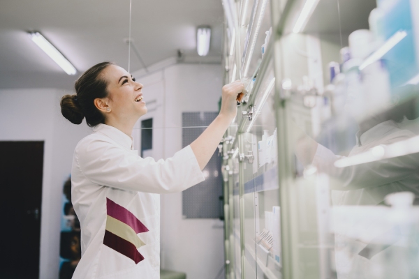 Trabajadora en una farmacia